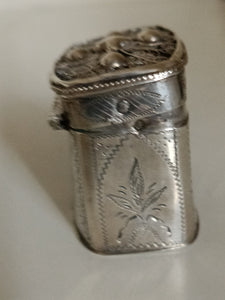Ravissante petite boîte à thé de voyage hollandaise en argent massif. Daté 1874