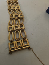 Charger l'image dans la galerie, Ravissant bracelet Art déco en cuivre doré . Système fermoir inhabituel. Probablement un travail artisanal ( de qualité )
