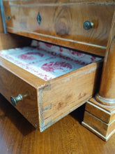 Charger l&#39;image dans la galerie, Ravissante petite commode de maîtrise Empire à colonne pleine Biedermeier XIX ème. Transformé en coffret à bijoux. Avec deux clés.
