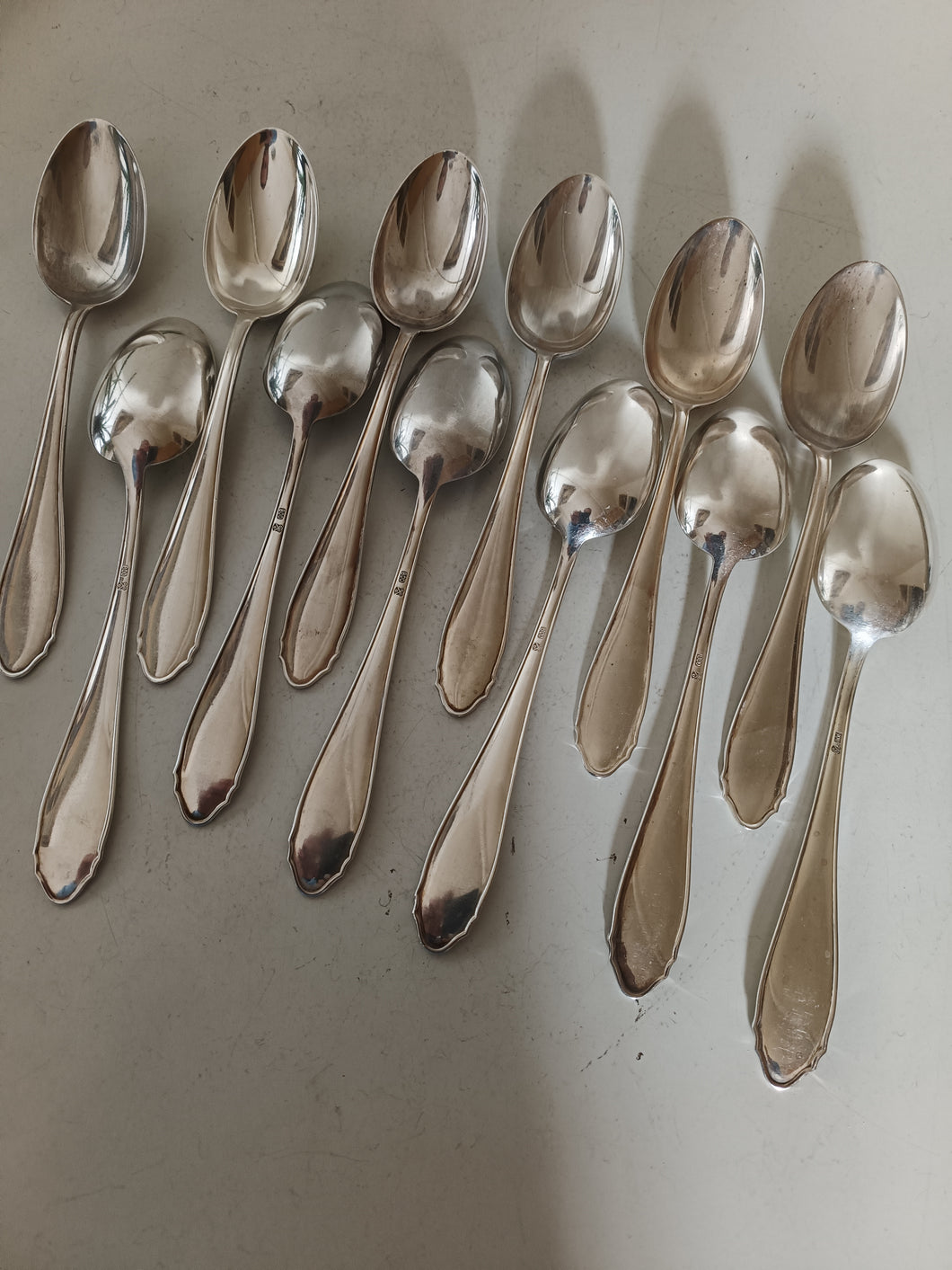 Jezler la Reine 12 cuillères à entre mets , argent massif 0.800. Presque jamais servies. 345g