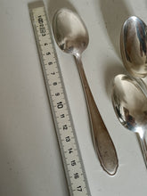 Charger l&#39;image dans la galerie, Jezler la Reine 12 cuillères à entre mets , argent massif 0.800. Presque jamais servies. 345g
