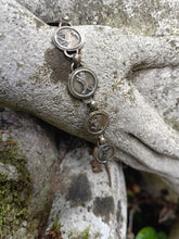 Charger l&#39;image dans la galerie, Bracelet bouton en argent massif , décors animaux de la savane .  Fait en Afrique du sud .
