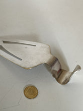 Charger l'image dans la galerie, Petite pelle à gâteau art déco argentée.
