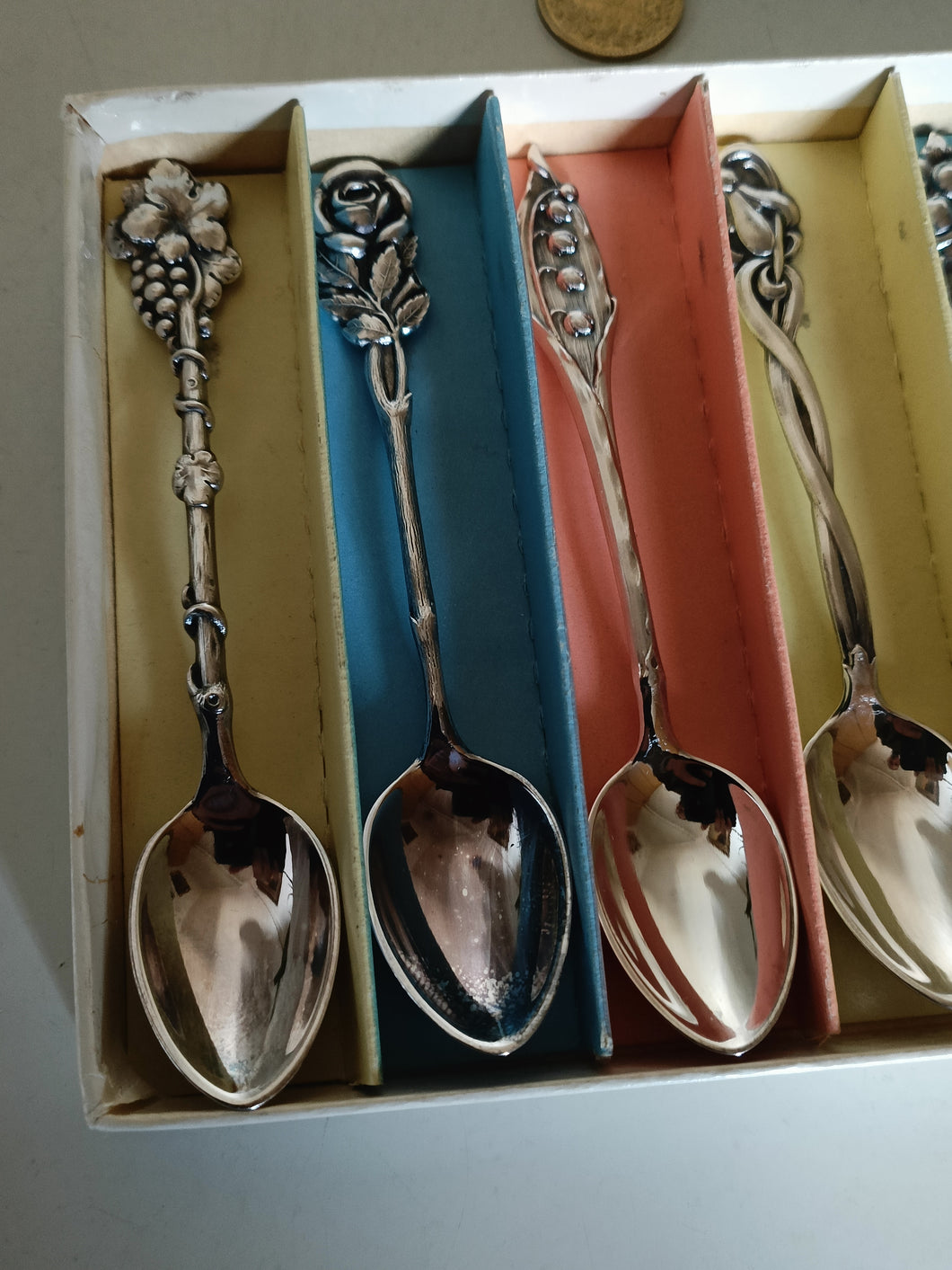 Série de 6 cuillère à café argenté , modèle orientale. Avec sa boîte d'origine.