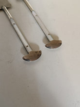 Charger l&#39;image dans la galerie, Object mystérieux, probablement une paire de service à sardine .. ça y ressemble .. acier gravé à l&#39;acide et manche nacre

