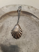 Charger l'image dans la galerie, Cuillère à sucre style baroque en argent 0.800 travail Allemand  XXÈME
