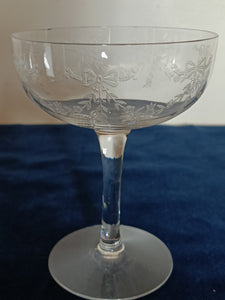 Belle coupe à Champagne en cristal gravé à l'acide. Solitaire , début Xxème