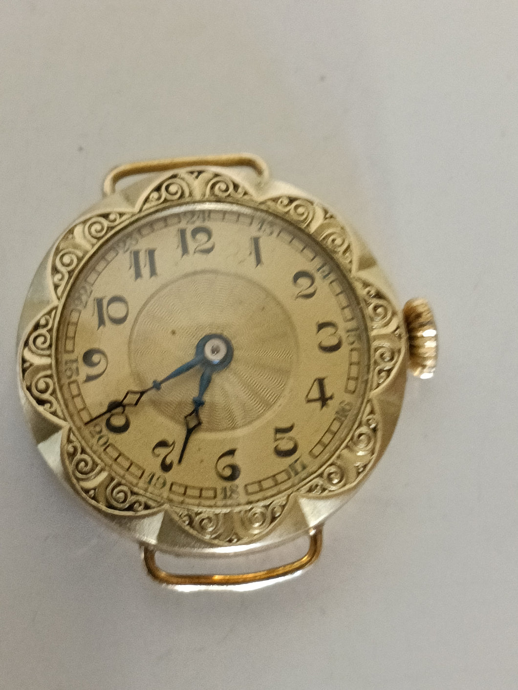 Montre bracelet de dame dorée à réviser, mouvement mécanique début Xxème