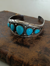 Charger l'image dans la galerie, Bracelet  amérindiens en argent Sterling 0,925 et cabochon en verre turquoise.
