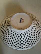 Charger l'image dans la galerie, KPM Berlin, petite corbeille en porcelaine ajourée et peinte à la main . Parfait état début XXÈME
