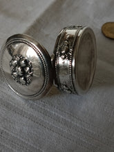 Charger l'image dans la galerie, Petite boîte à pilule en argent massif d'époque Art nouveau
