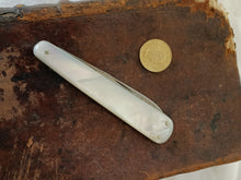 Charger l'image dans la galerie, Curdts Nacht Solingen, rare petit couteau de poche avec manche nacre et lame acier haute qualité ! 3 outils en parfait état. Pour connaisseur !
