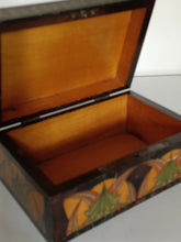 Charger l'image dans la galerie, Ravissant coffret craft 1920-1930 peint à la main avec ses motifs géométriques. Parfait état. Sans clé!
