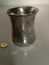 Charger l&#39;image dans la galerie, Gobelet en argent massif, ciselé début Xxème avec monogramme.
