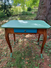 Charger l&#39;image dans la galerie, Table Bernoise 

Plateau 72cm×49,5 cm

Hauteur 66cm

Couleurs vert potager, bleu paon et bois
