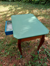 Charger l&#39;image dans la galerie, Table Bernoise 

Plateau 72cm×49,5 cm

Hauteur 66cm

Couleurs vert potager, bleu paon et bois
