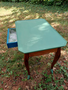 Table Bernoise 

Plateau 72cm×49,5 cm

Hauteur 66cm

Couleurs vert potager, bleu paon et bois