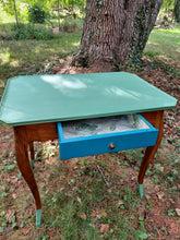 Charger l&#39;image dans la galerie, Table Bernoise 

Plateau 72cm×49,5 cm

Hauteur 66cm

Couleurs vert potager, bleu paon et bois
