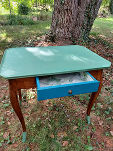 Table Bernoise 

Plateau 72cm×49,5 cm

Hauteur 66cm

Couleurs vert potager, bleu paon et bois