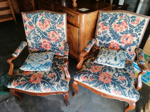 Paire de fauteuils Louis XV ancien avec tissus brodé