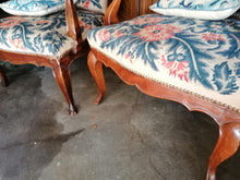 Charger l&#39;image dans la galerie, Paire de fauteuils Louis XV ancien avec tissus brodé
