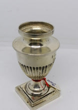 Charger l&#39;image dans la galerie, Petit vase en argent ancien

