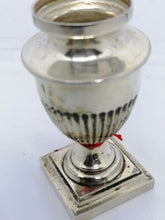 Charger l&#39;image dans la galerie, Petit vase en argent ancien

