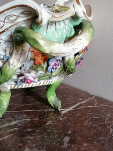 Jardinière en porcelaine peinte à la main.