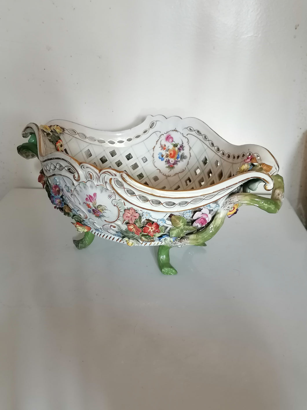Jardinière en porcelaine peinte à la main.