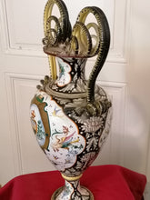 Charger l&#39;image dans la galerie, Vase Majolica parfait état en faïence ancienne .
