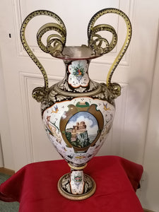 Vase Majolica parfait état en faïence ancienne .