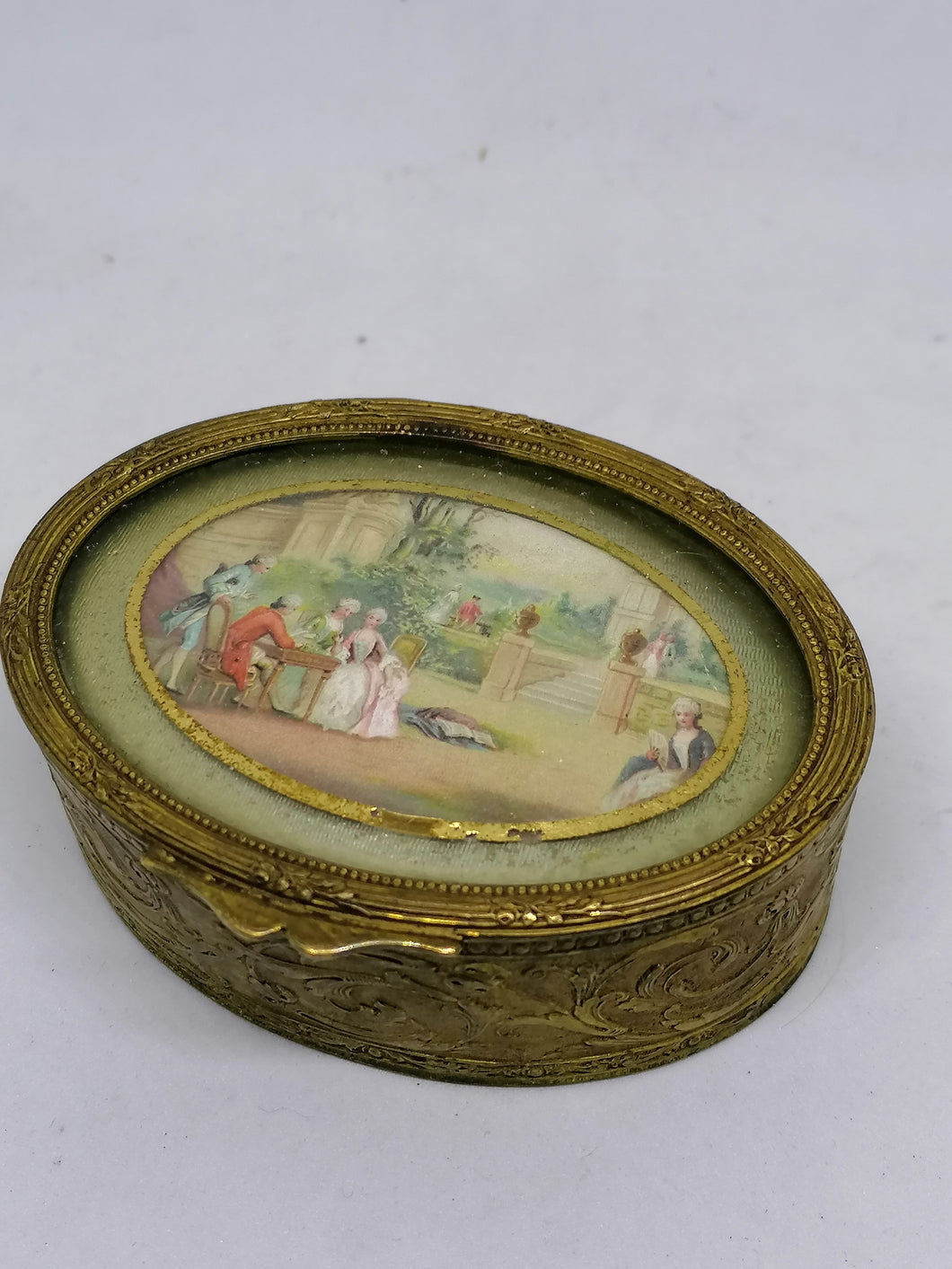 Boîte ovale avec médaillon peint.
