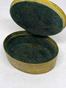 Boîte ovale avec médaillon peint.