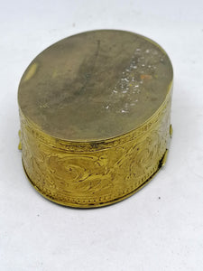 Boîte ovale avec médaillon peint.