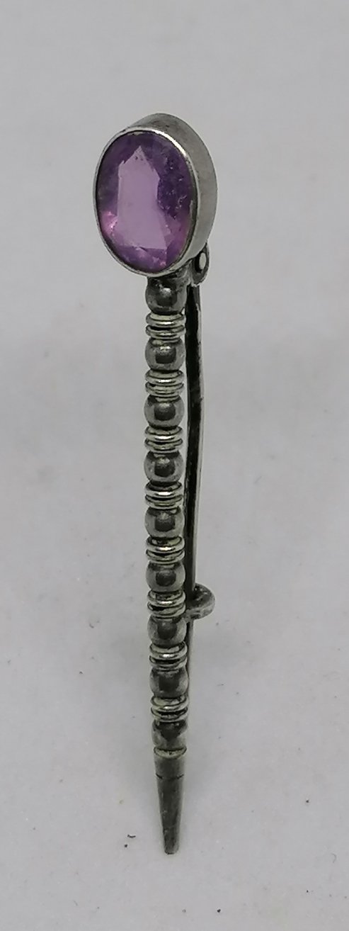 Broche à kilt ancienne avec améthyste taillé.