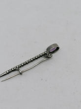 Charger l&#39;image dans la galerie, Broche à kilt ancienne avec améthyste taillé.
