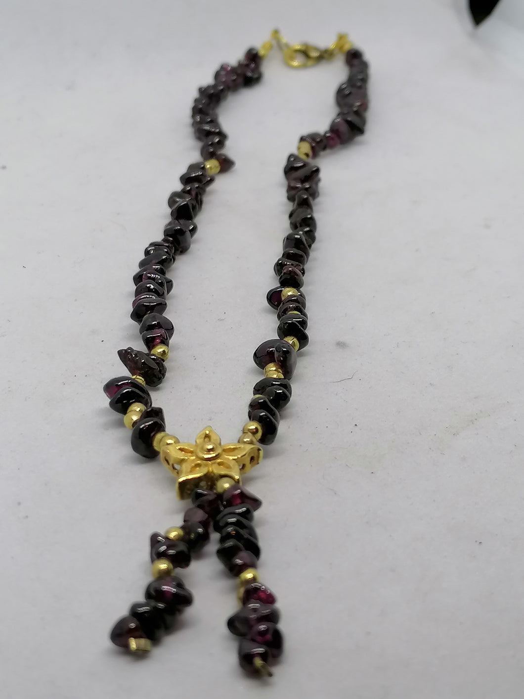 Collier grenat et métal doré