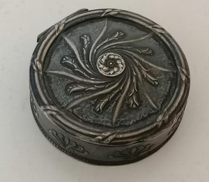 Boîte à pilule de collection en argent .
