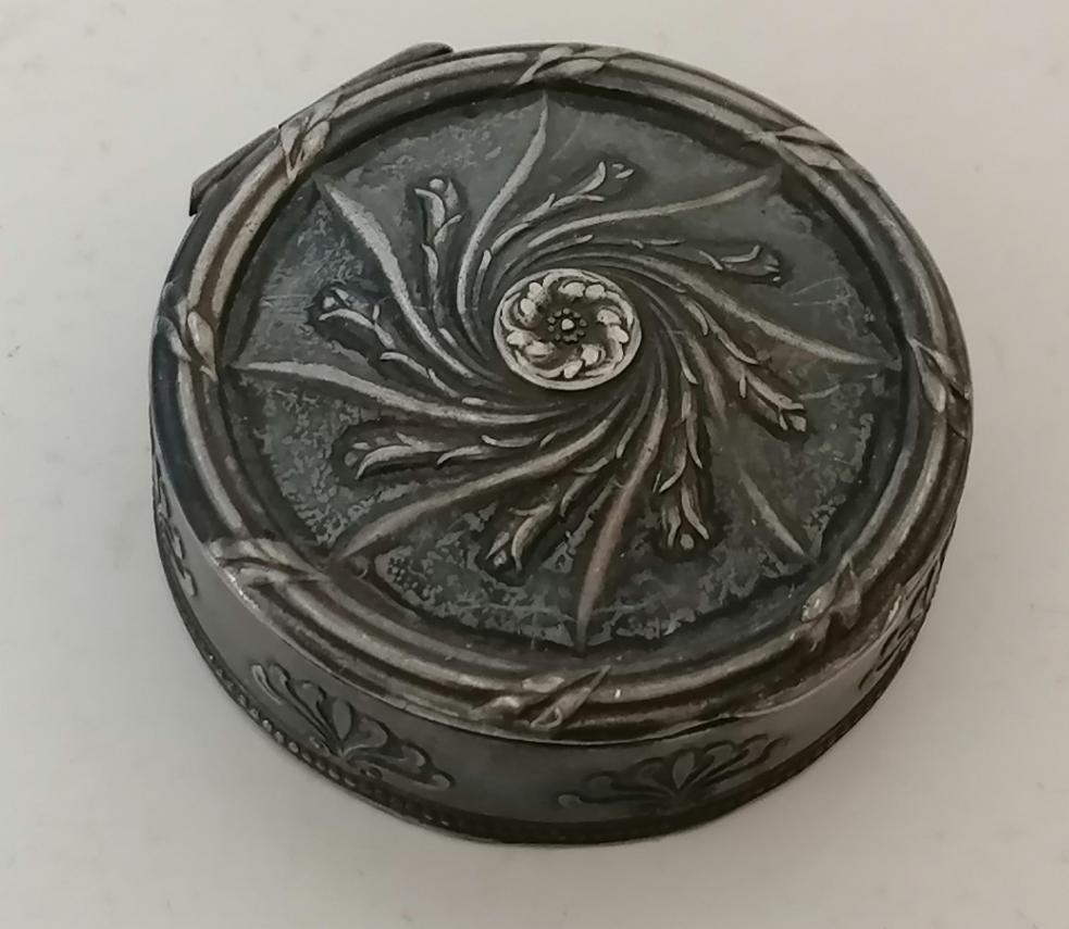 Boîte à pilule de collection en argent .