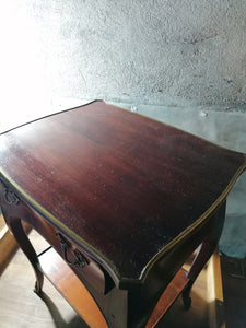 Petite table d'appoint style ls.xv