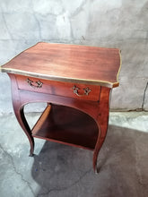 Charger l&#39;image dans la galerie, Petite table d&#39;appoint style ls.xv
