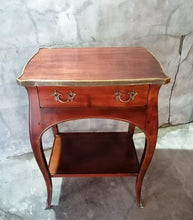 Charger l&#39;image dans la galerie, Petite table d&#39;appoint style ls.xv
