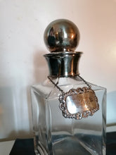 Charger l&#39;image dans la galerie, Carafe à whisky en cristal et col argenté
