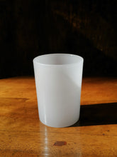Charger l&#39;image dans la galerie, Verre en opaline blanche
