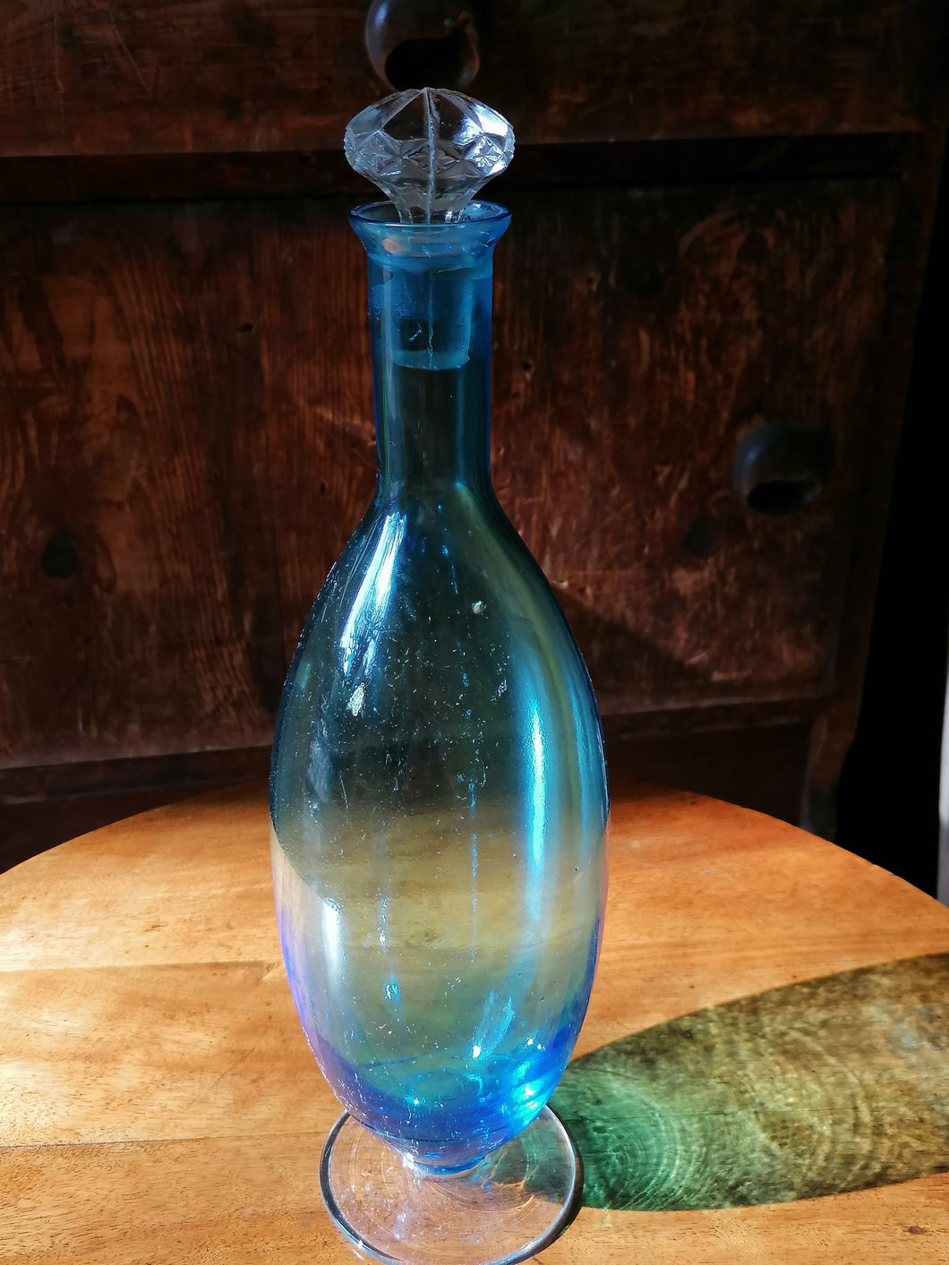 Carafe en verre bleuté