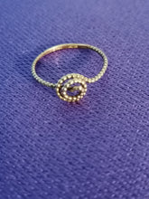 Charger l&#39;image dans la galerie, Petite bague en or 18ct , fleurs de sel
