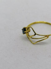 Charger l'image dans la galerie, Petite bague en fil d'or 18ct avec motifs
