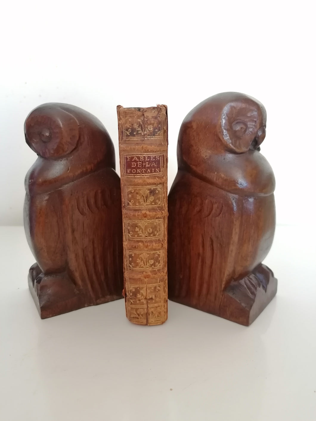 Paire de presse livre en bois sculpté dépoque art déco. Signé Bolle
