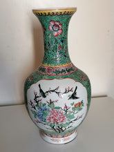 Charger l&#39;image dans la galerie, Vase chinois en porcelaine peinte à la main 
