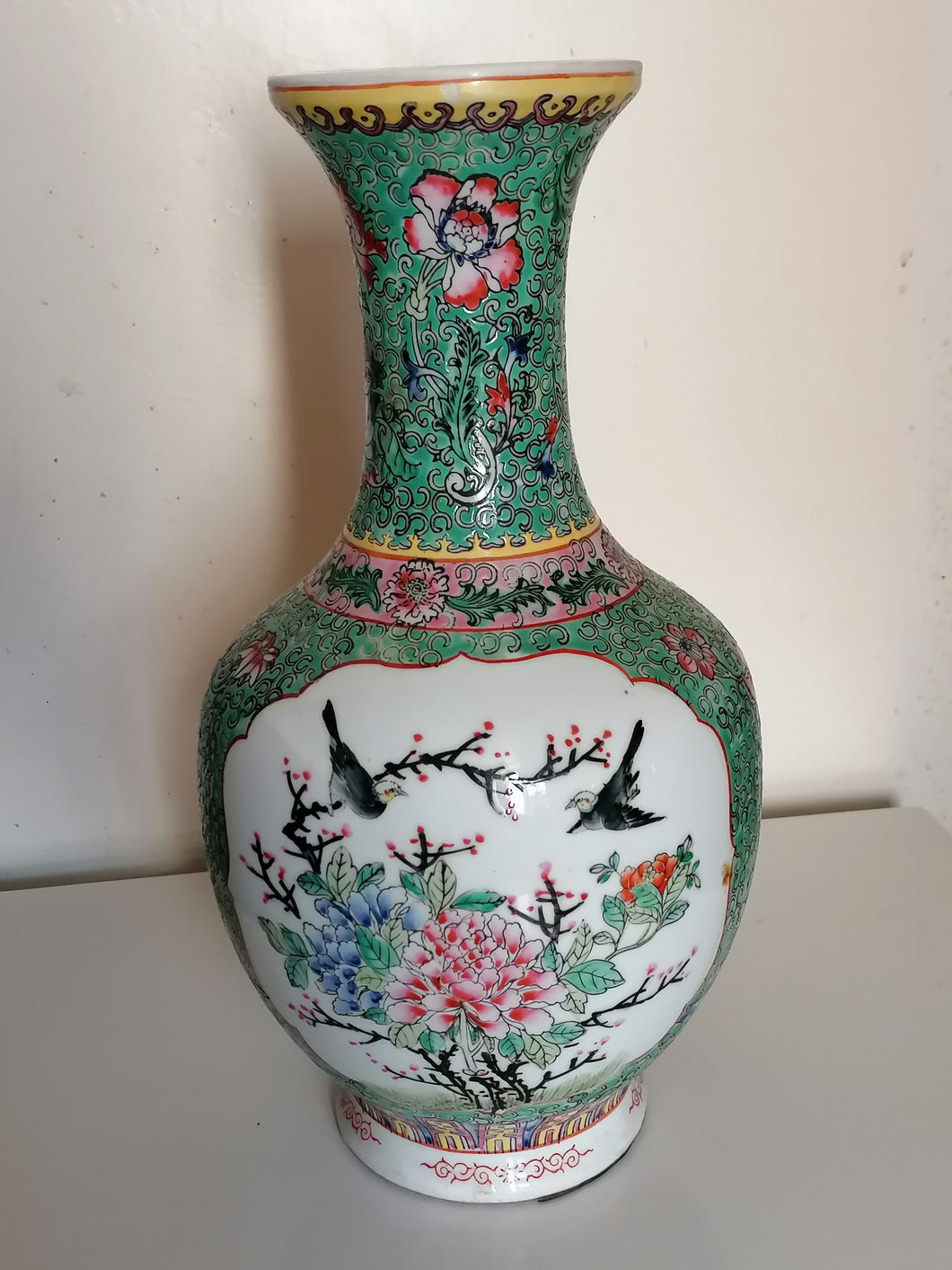 Vase chinois en porcelaine peinte à la main 